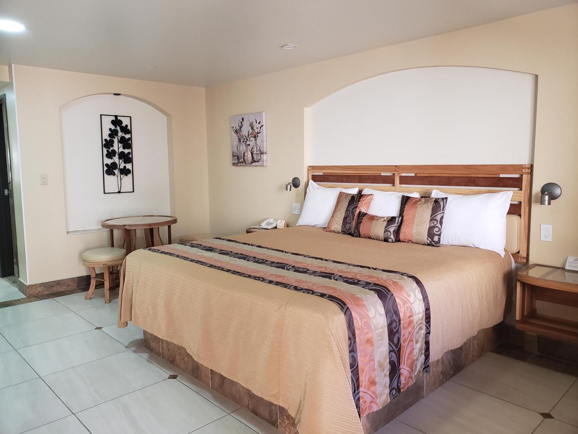 Habitación con cama extragrande.